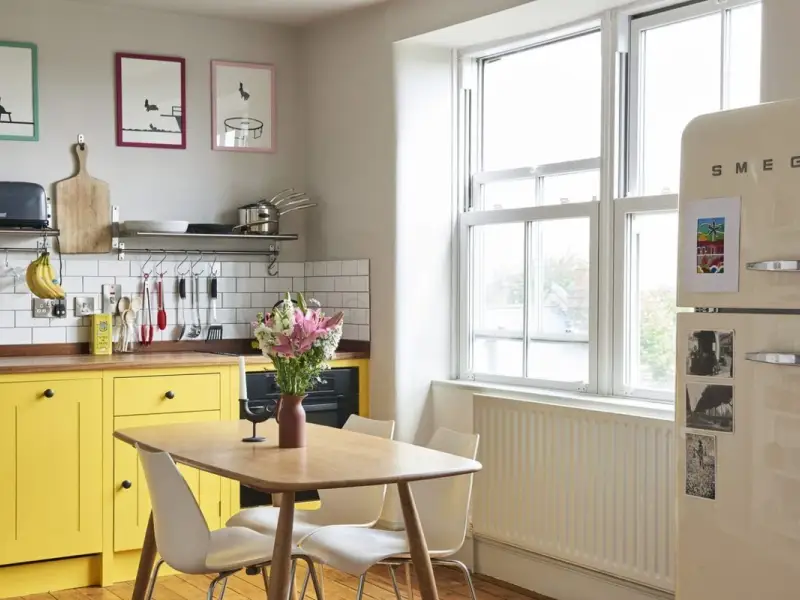 Bucatarie cu detaliu galben intr-un apartament londonez