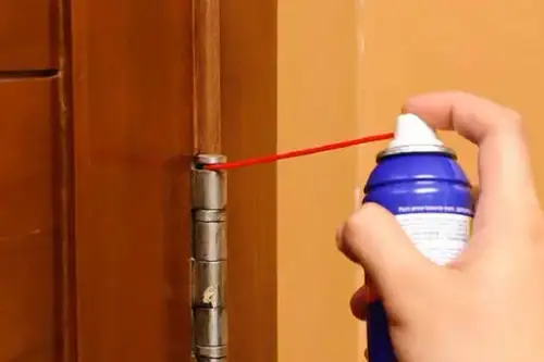 Uși silențioase: Soluții eficiente pentru scârțâituri enervante