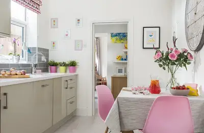 Bright Colors in the Modern Design of a 3-Bedroom Apartment