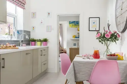 Culori vesele in amenajarea moderna a unui apartament de 3 camere