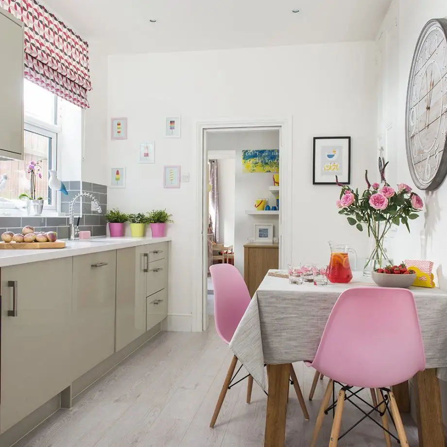 Bright Colors in the Modern Design of a 3-Bedroom Apartment