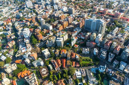 Apartament vs. casă: Care este cea mai bună alegere pentru tine? Factori de luat în calcul în funcție de stilul de viață și buget