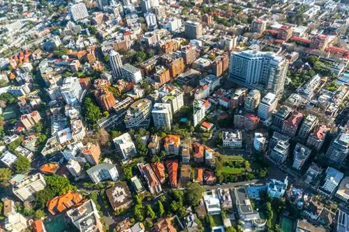 Apartament vs. casă: Care este cea mai bună alegere pentru tine? Factori de luat în calcul în funcție de stilul de viață și buget