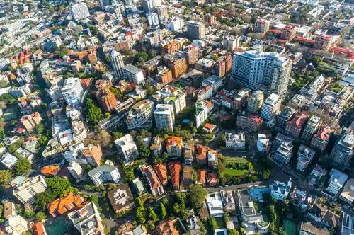 Apartament vs. casă: Care este cea mai bună alegere pentru tine? Factori de luat în calcul în funcție de stilul de viață și buget