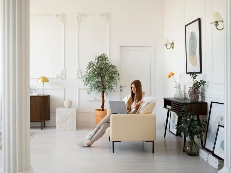Tendințe Moderne în Designul Interior al Casei: Decor Minimalist versus Maximalist