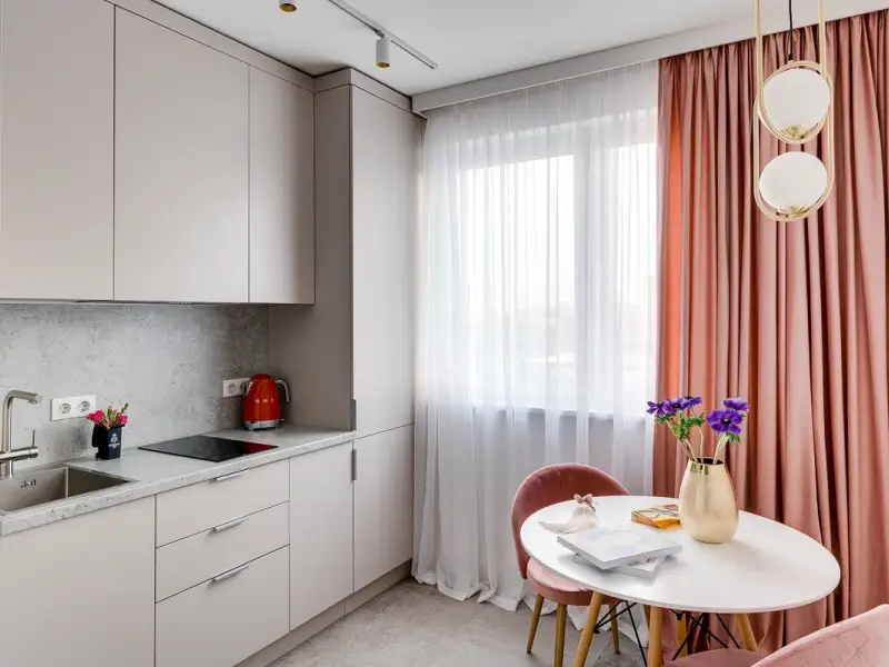 Amenajare moderna apartament de 2 camere Accente de auriu si roz prafuit