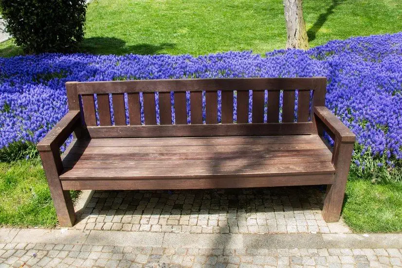 Bănci DIY pentru grădină: creează-ți propriul colț de relaxare