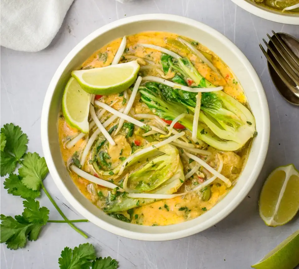 Thai Green Curry cu Quorn (vegan): cină rapidă, aromată, gata în 20 de minute
