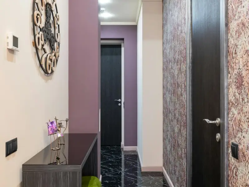 Cum amenajezi un hol lung și îngust