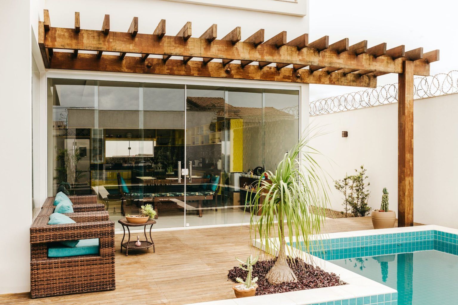 Cum alegi mobilierul pentru piscină pentru a da spațiului exterior un design de lux
