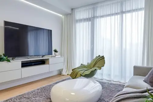 Eleganta naturala intr-o amenajare de 3 camere Mult lemn si nuante calde de gri
