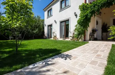 Piatră naturală pentru interior și exterior: unde se potrivește travertinul și când alegi marmură albă
