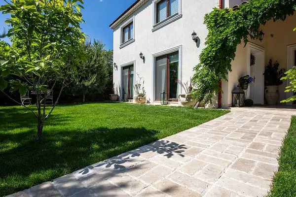 Piatră naturală pentru interior și exterior: unde se potrivește travertinul și când alegi marmură albă