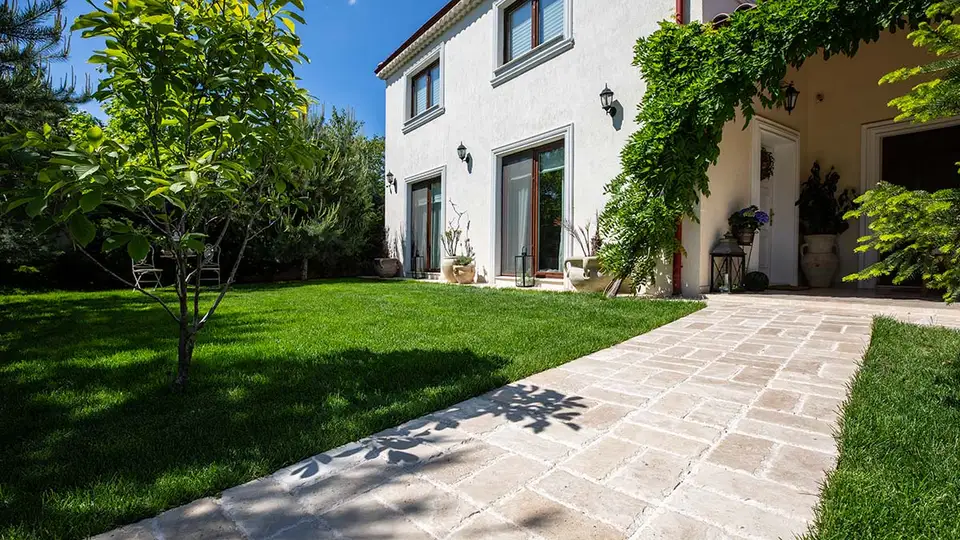 Piatră naturală pentru interior și exterior: unde se potrivește travertinul și când alegi marmură albă