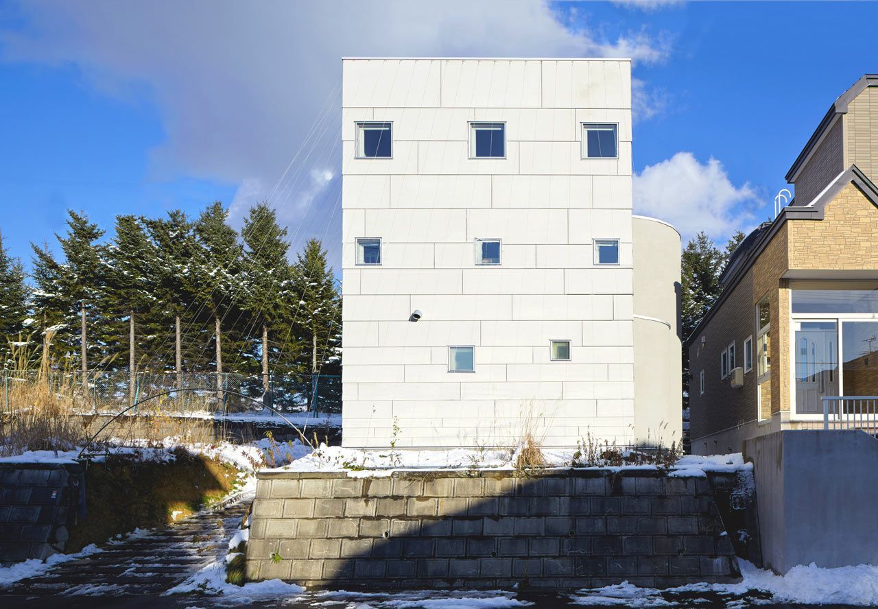 The Box House: A Surprising Infusion of White and Wood