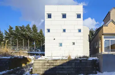 The Box House: A Surprising Infusion of White and Wood