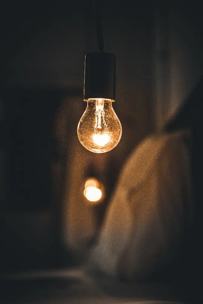 Cum să alegi iluminatul interior pentru a-ți pune în valoare casa. Sfaturi despre tipurile de iluminat și modul în care acestea pot influența atmosfera și funcționalitatea spațiului