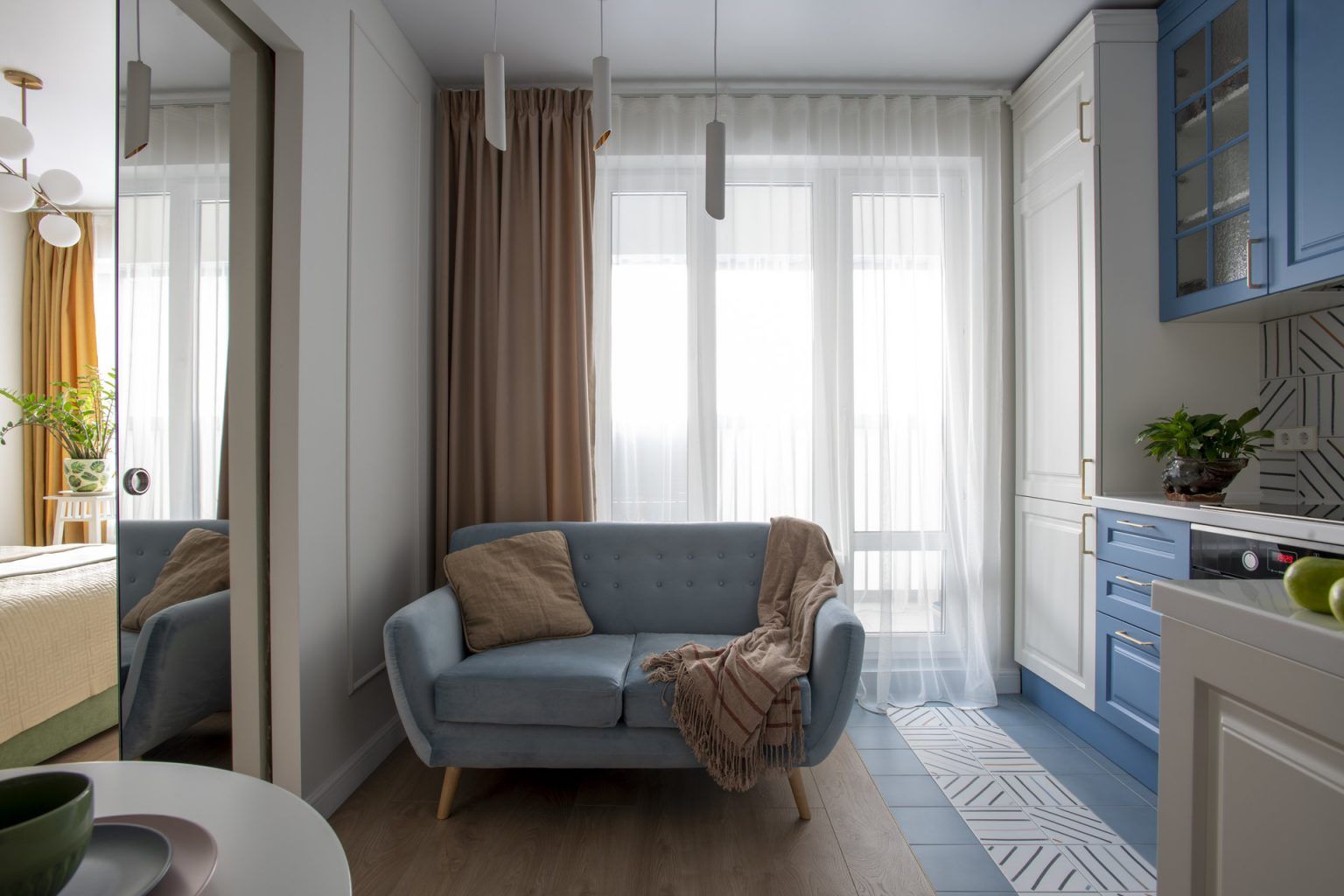Elegance and Comfort in Just 39 sqm: Design with Blue Accents