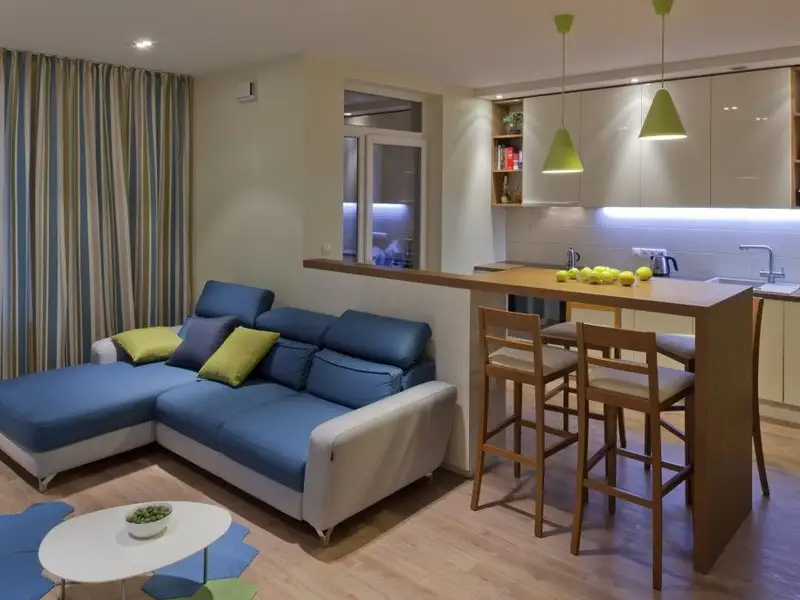 Apartament de 2 camere amenajat in tonuri vesele de albastru si verde