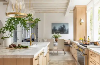 Adio, minimalism rece: 7 mari tendințe care transformă bucătăria într-o extensie caldă a sufrageriei