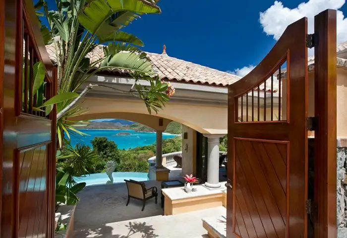 DIY: A Unique Idea for Your Home Entrance