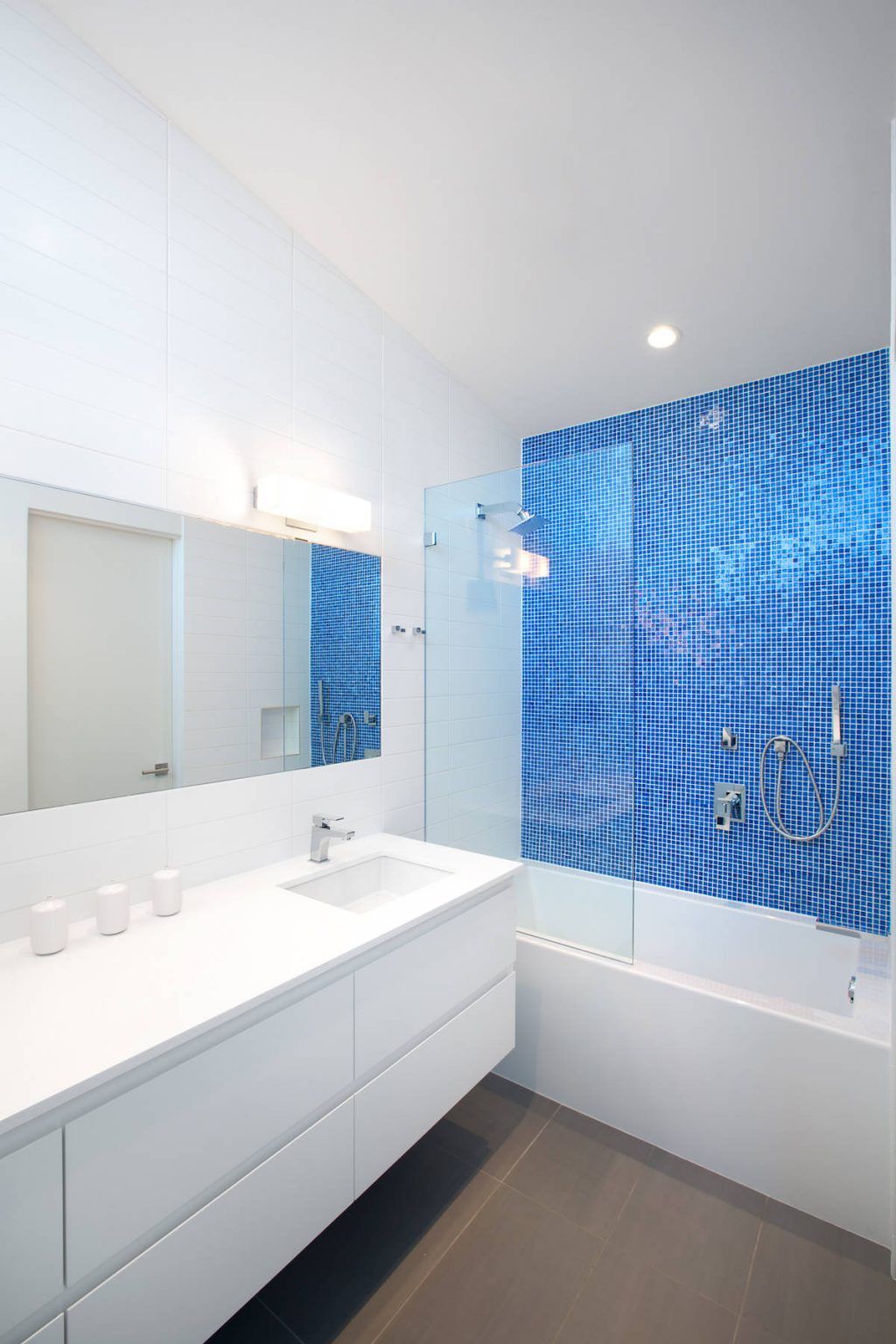 10 Bathroom Designs Featuring Blue