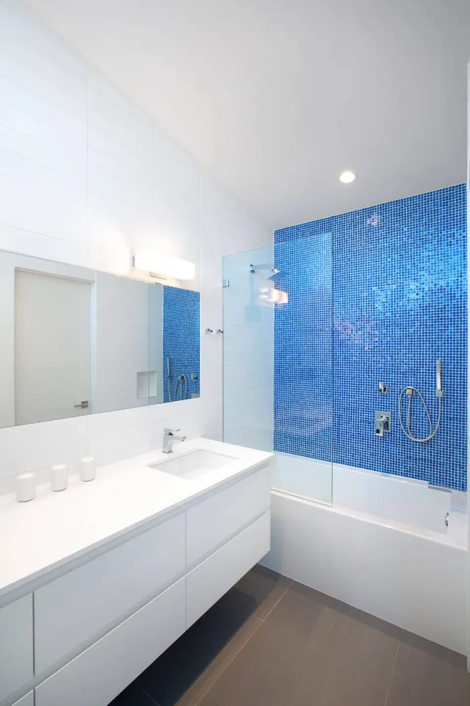 10 Bathroom Designs Featuring Blue