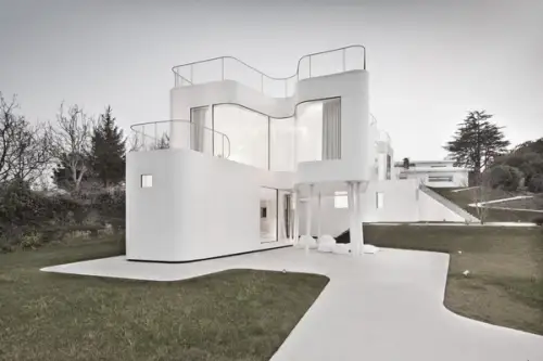 Casa V – Albul omniprezent intr-o cladire incredibila!