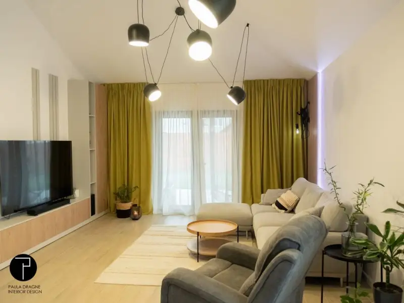 O casa amenajata modern in tonuri calde de lemn si verde