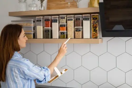 Idei inspirate DIY pentru crearea celor mai bune spații de depozitare într-o bucătărie