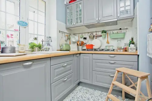 Un apartament mic amenajat cu tuse feminine