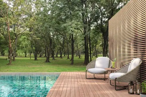 Top 5 cele mai potrivite materiale pentru terasa din fața piscinei din curte