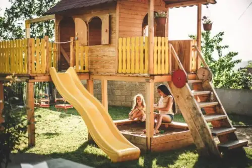 Idei cool privind amenajarea unui loc de joacă modern în curte