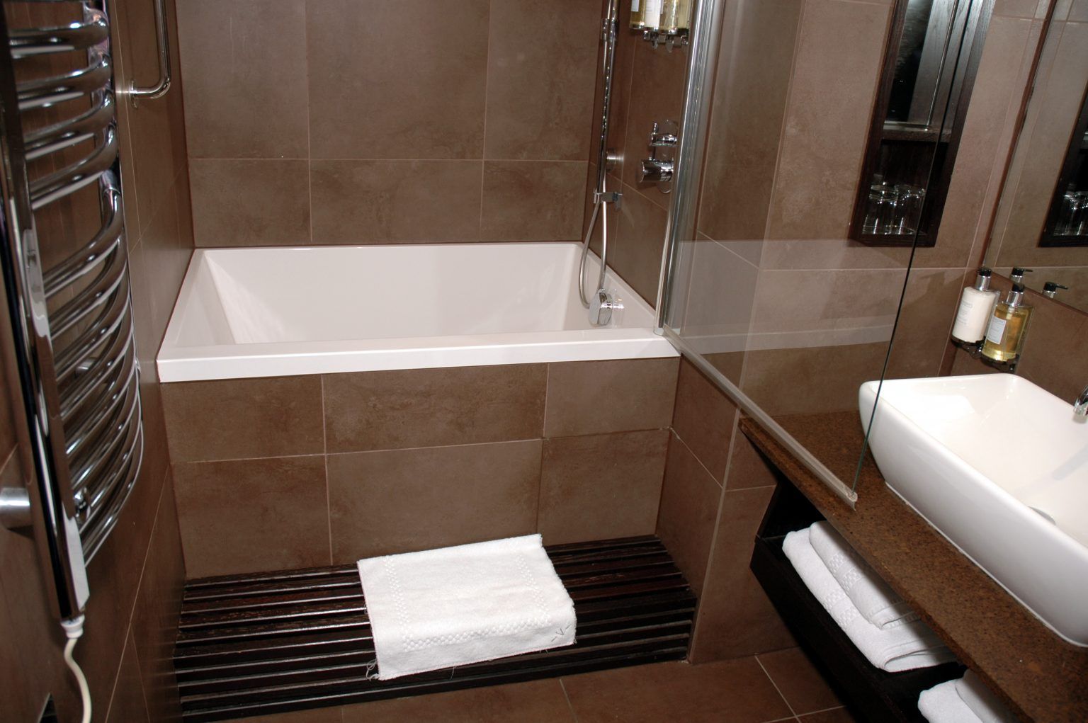 What Type of Bathtub Should We Choose for a Small Bathroom?