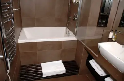 What Type of Bathtub Should We Choose for a Small Bathroom?