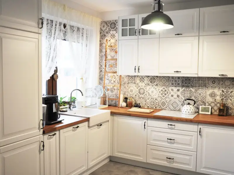 Bucatarie amenajata in stil scandinav cu nuante rustice