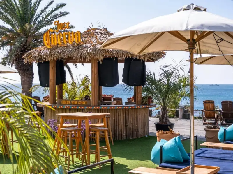 Top 6 trucuri pentru a amenaja un bar inedit pe plajă
