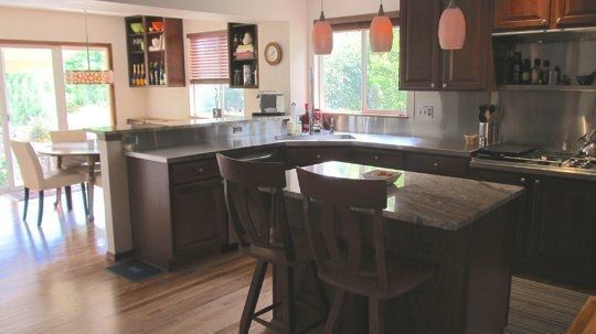 Bucatarie reconditionata pentru un aspect proaspat si modern