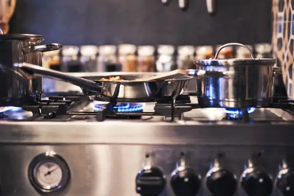 Flacără sau curent: ce ascunde cu adevărat alegerea din bucătăria ta