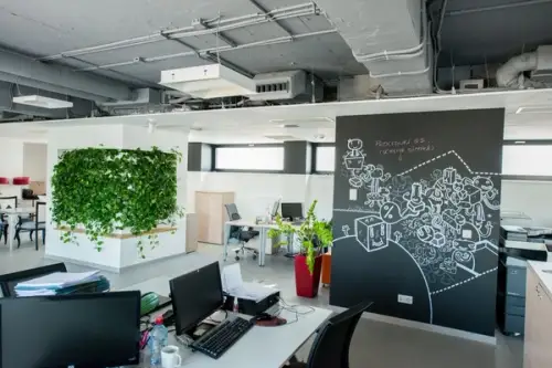 Birou din Bucuresti intr-un mix de culori ce starneste imaginatia