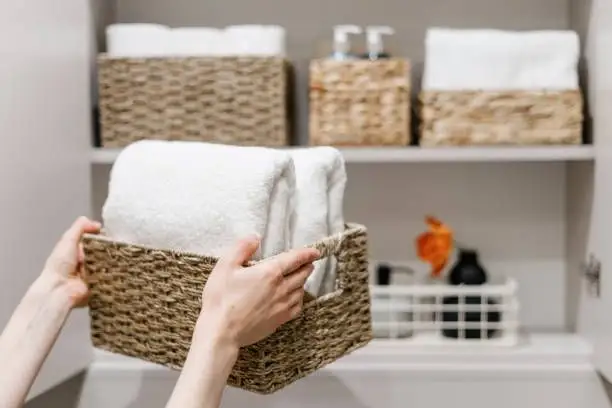 Soluții de depozitare smart într-o baie mică