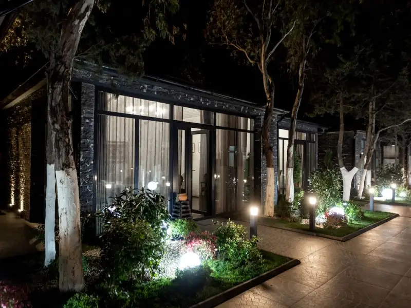Iluminatul Exterior Perfect: Sfaturi pentru a Transforma Curtea Seara