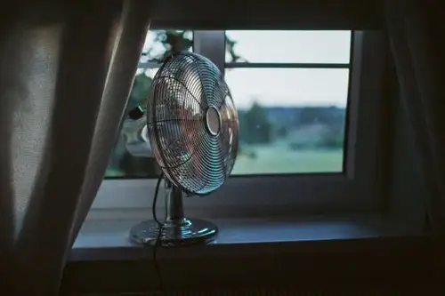 Soluții DIY pentru un dormitor răcoros într-o vară fierbinte
