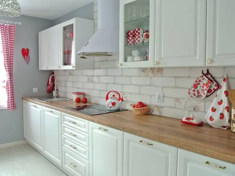 O amenajare de bucatarie in stil rustic-modern