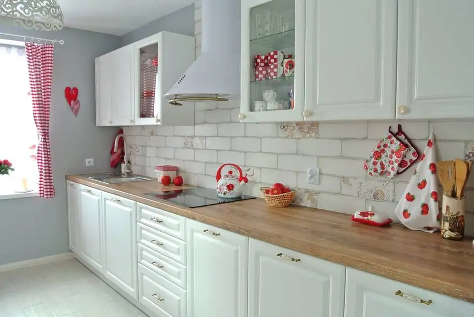 O amenajare de bucatarie in stil rustic-modern