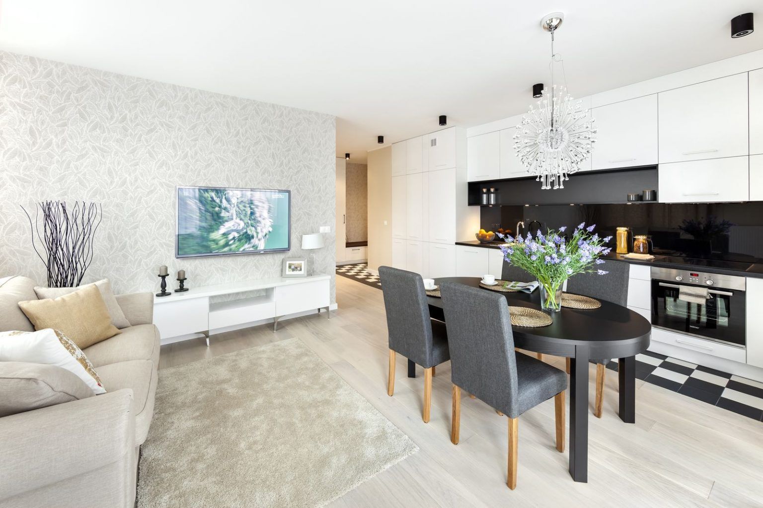 Simplicity and Elegance in a 4-Bedroom Apartment for a Family of Four