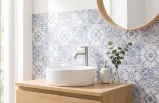 Efectul „baie nouă” fără șantier. Materialul accesibil care acoperă faianța veche și transformă radical spațiul