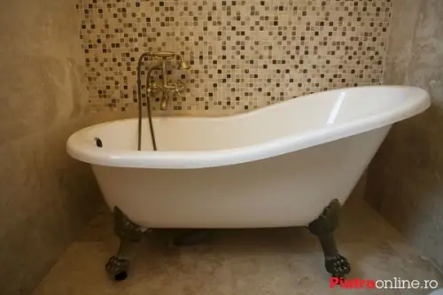 Baie amenajata in stil clasic, cu inspiratie venetiana