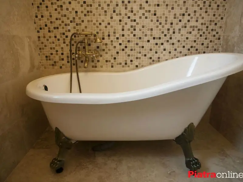 Baie amenajata in stil clasic, cu inspiratie venetiana