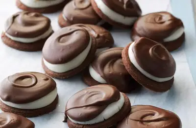 Soft Chocolate Meringues with Mint Filling